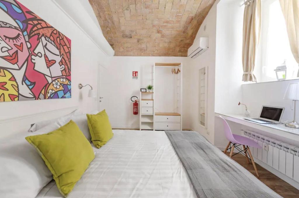 Una televisión o centro de entretenimiento en NEW-BIG Honey Colosseum 4bdr + 2sofa bed A/C