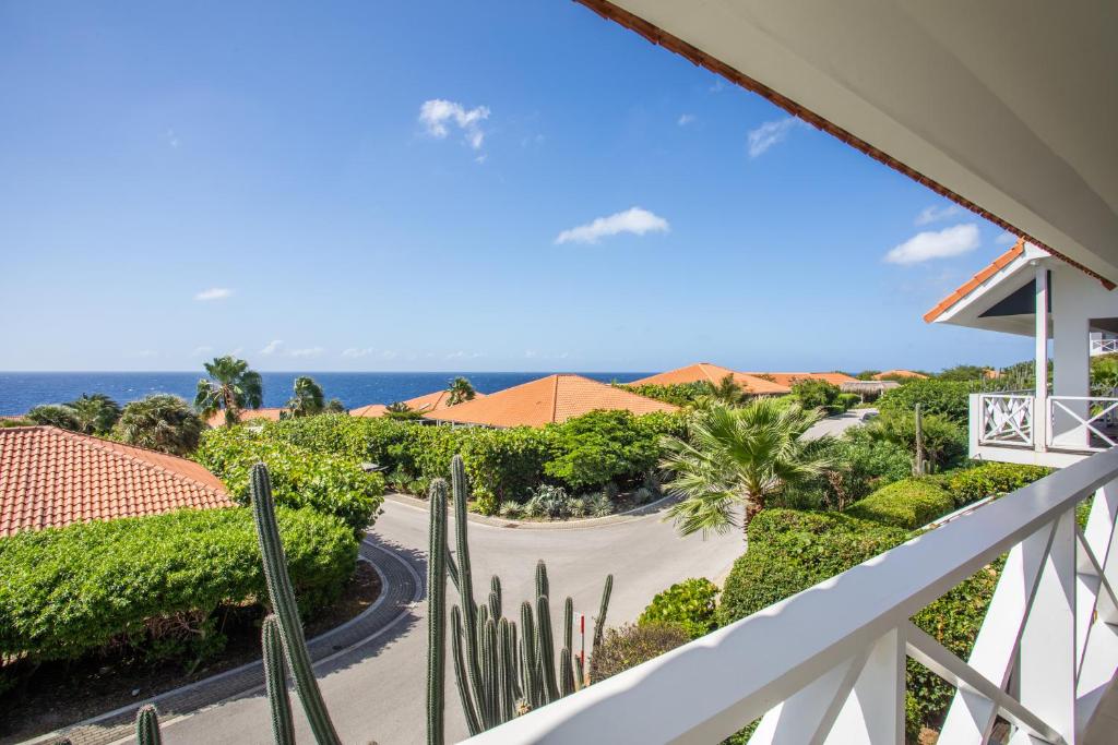 - une vue depuis le balcon d'un complexe avec des cactus dans l'établissement Boca Gentil sea view apartment - Jan Thiel, à Jan Thiel