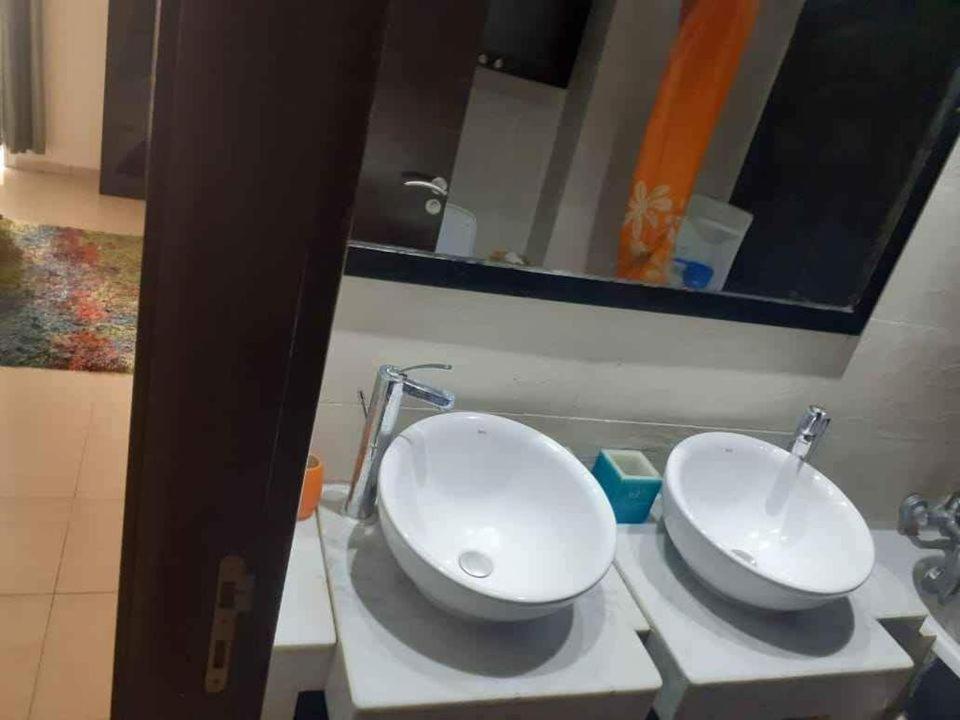 ein Badezimmer mit zwei weißen Waschbecken und einem Spiegel in der Unterkunft Taroudant Calm Hous in Taroudant