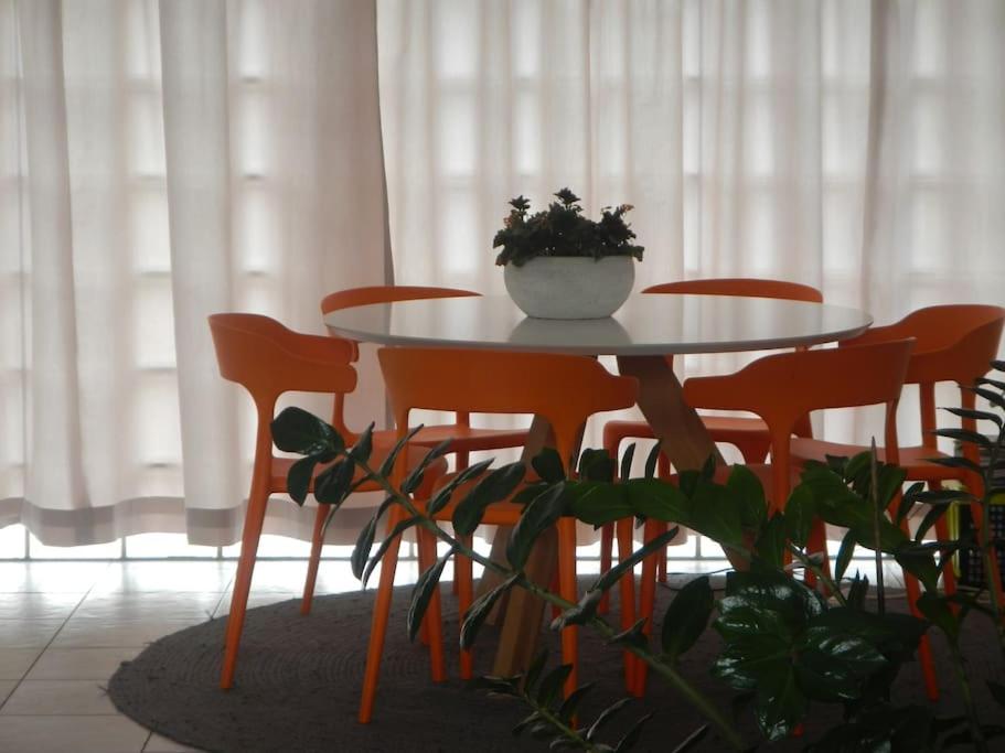 une table et des chaises avec une plante en pot dans l'établissement Ebelle Ebonne, 