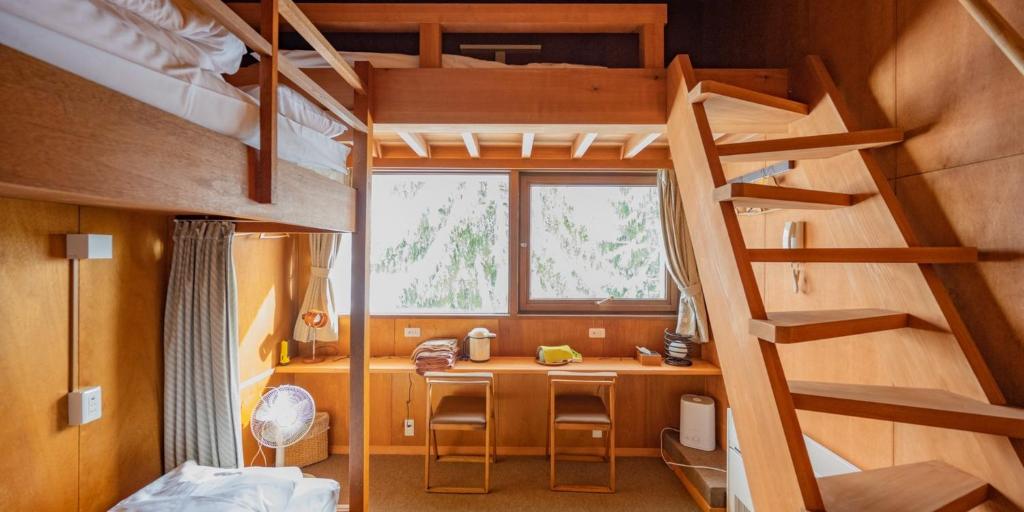 Habitación pequeña con escritorio y literas. en Zao Onsen Lodge Sukore - Vacation STAY 55497v, en Yamagata