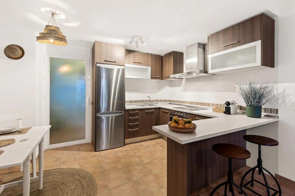 Kuchyňa alebo kuchynka v ubytovaní Luxe appartement, centrum Marbella, vlak aan zee!