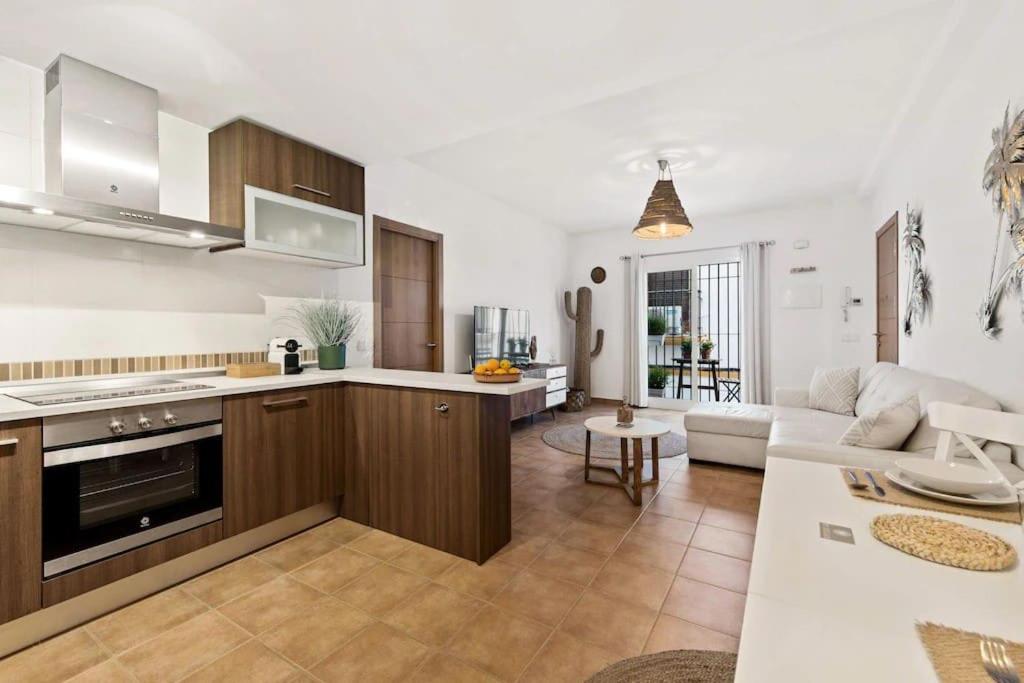 Kuchyňa alebo kuchynka v ubytovaní Luxe appartement, centrum Marbella, vlak aan zee!