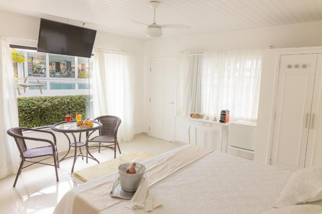 Uma área de estar em Angra Boutique Hotel