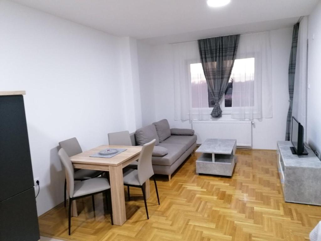 - un salon avec un canapé et une table dans l'établissement Northern Pearl, à Subotica