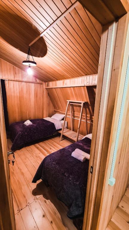Postel nebo postele na pokoji v ubytování Feel Funny House Svaneti