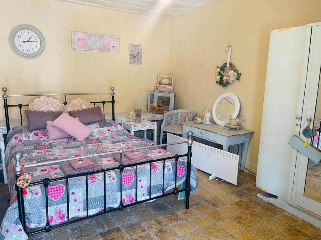 Holiday House Prodromos في برودروموس: غرفة نوم بسرير وطاولة وساعة