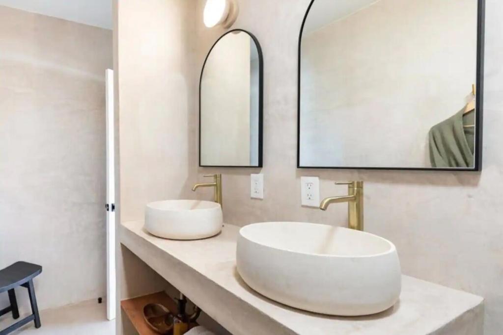 een badkamer met 2 wastafels en 2 spiegels bij Yoga Room, Award Winner, Hot Tub, 25 Acres in Joshua Tree