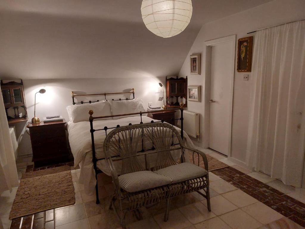 Postel nebo postele na pokoji v ubytování Stunning apartment set in private native woodland