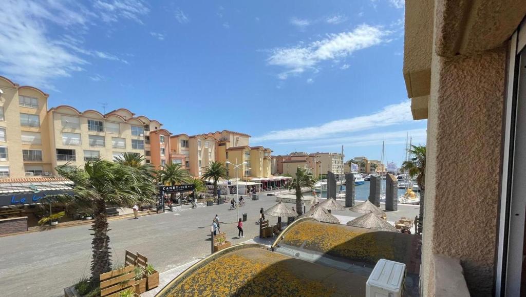 - un balcon offrant une vue sur la rue dans l'établissement Charmant studio Port de Gruissan, à Gruissan