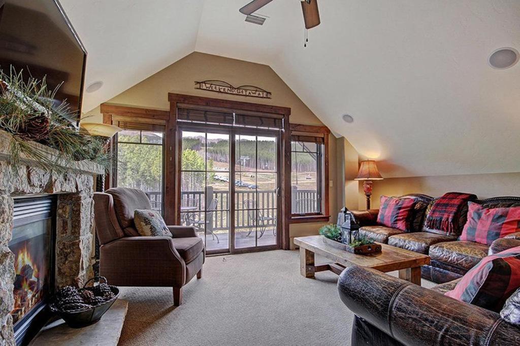 uma sala de estar com um sofá e uma lareira em Crystal Peak Penthouse em Breckenridge