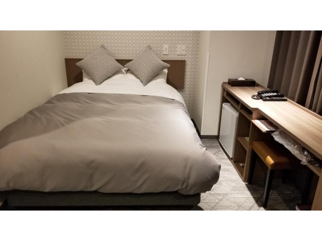 宇都宮市にあるSun Royal Utsunomiya - Vacation STAY 02529vのベッドルーム1室(ベッド1台、木製デスク付)