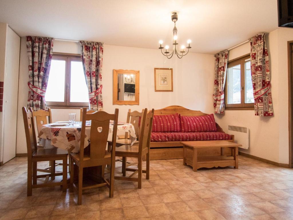 un salon avec une table et un lit dans l'établissement Appartement spacieux au pied des pistes pour 6 personnes, Lanslevillard-Val Cenis - FR-1-508-11, à Lanslevillard