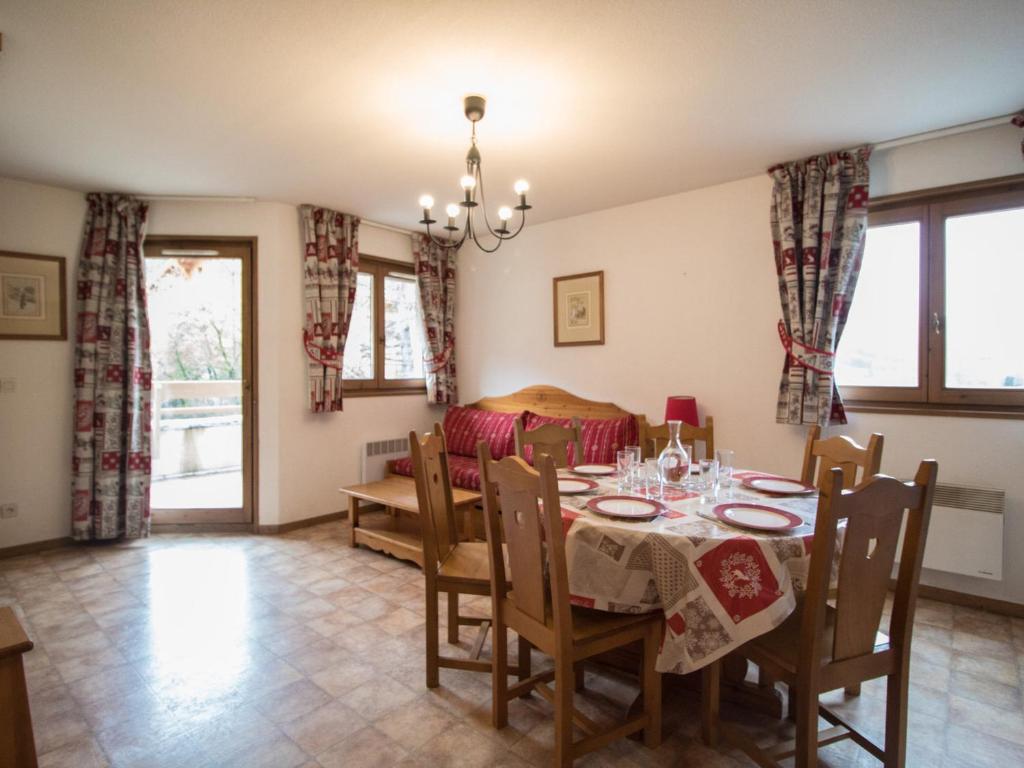 une salle à manger avec une table et des chaises dans l'établissement Appartement spacieux pour 6 personnes avec terrasse au pied des pistes, parking et WIFI inclus - FR-1-508-2, à Lanslevillard