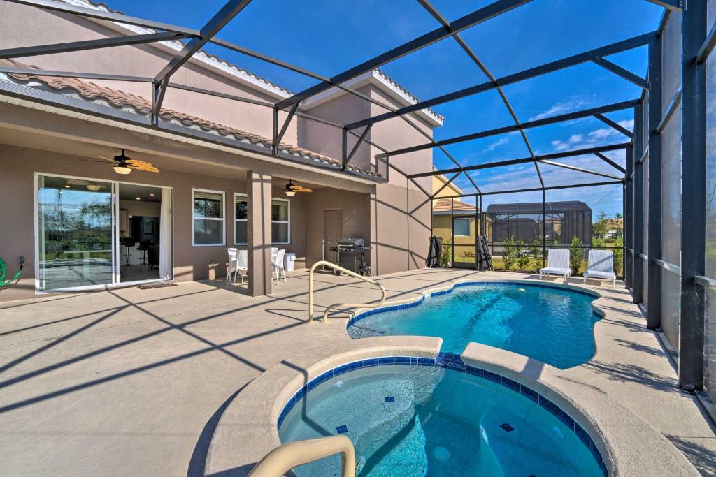 una piscina en un patio con una casa en Davenport Home with Outdoor Pool Near Disney!, en Davenport