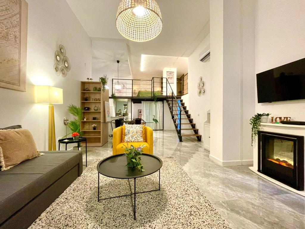 - un salon avec un canapé et une cheminée dans l'établissement Apartamento Cádiz Costa, à Cadix