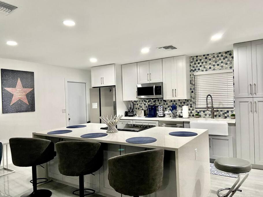 A kitchen or kitchenette at Home in West Palm Beach, FL -Ware
