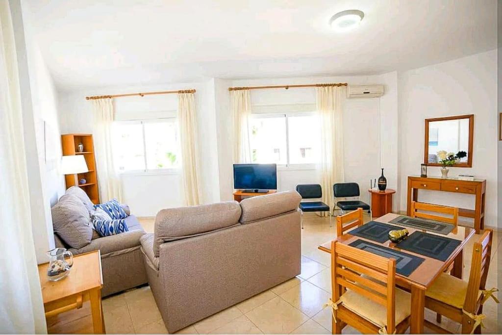 sala de estar con sofá y mesa en Apartamento LLac,bahía de Alcudia., en Alcudia
