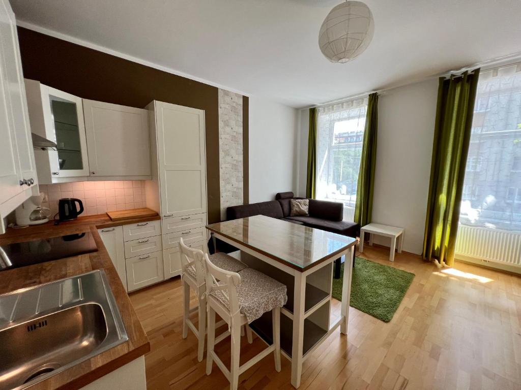 uma cozinha com uma mesa e uma sala de jantar em Cozy 2-room apartment em Viena