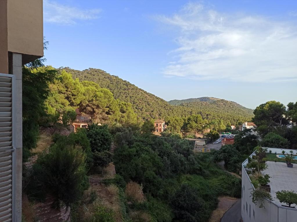 een uitzicht op de bergen vanuit een huis bij Apartamento en Serra con preciosas vistas. in Serra