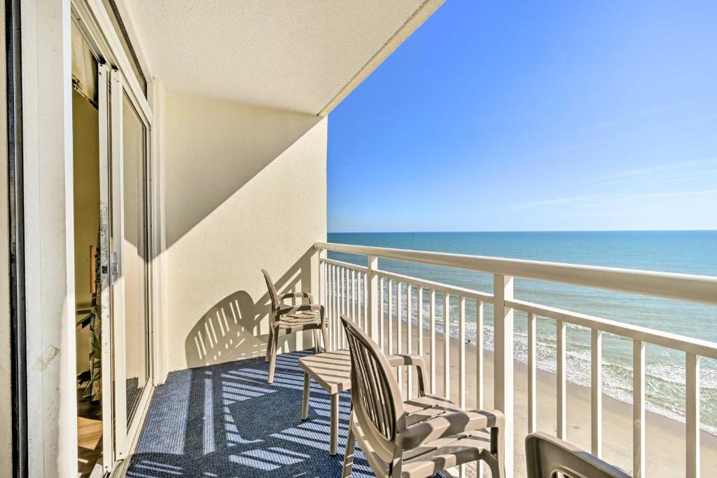 Un balcón con sillas y vistas al océano. en Oceanfront Myrtle Beach Condo with Balcony!, en Myrtle Beach