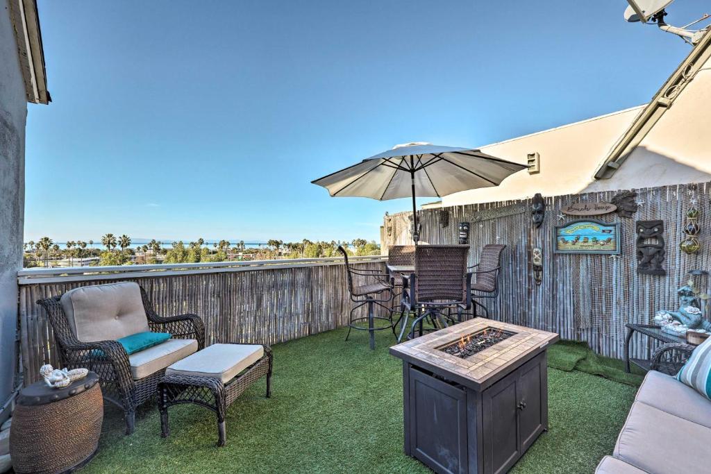 un patio con mesa, sillas y sombrilla en Picturesque Ventura Retreat Steps to Shore!, en Ventura