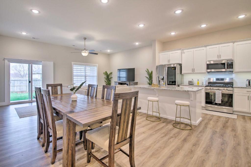 uma cozinha e sala de jantar com uma mesa de madeira e cadeiras em Pet-Friendly Ozark Home with Yard and Patio em Ozark