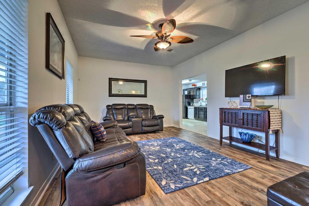 Seating area sa Ocean Springs Home with Sunroom about 5 Mi to Beach