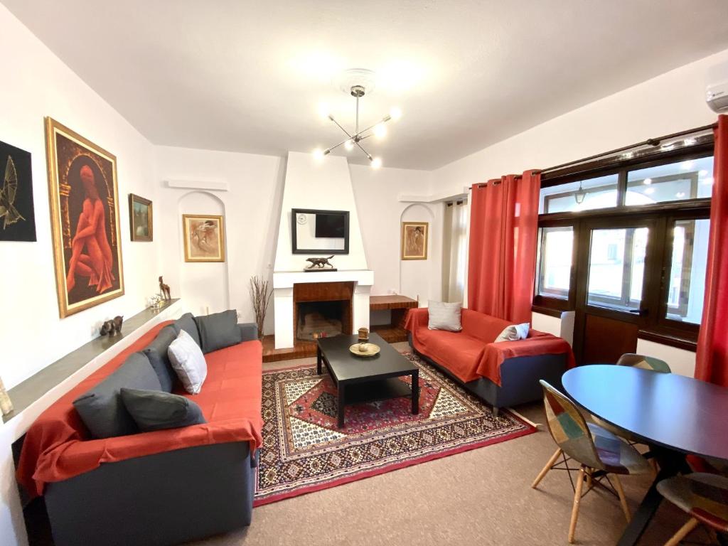 sala de estar con sofá y mesa en Classic 2 Bedroom Apartment Next to Metro - Marousi en Atenas
