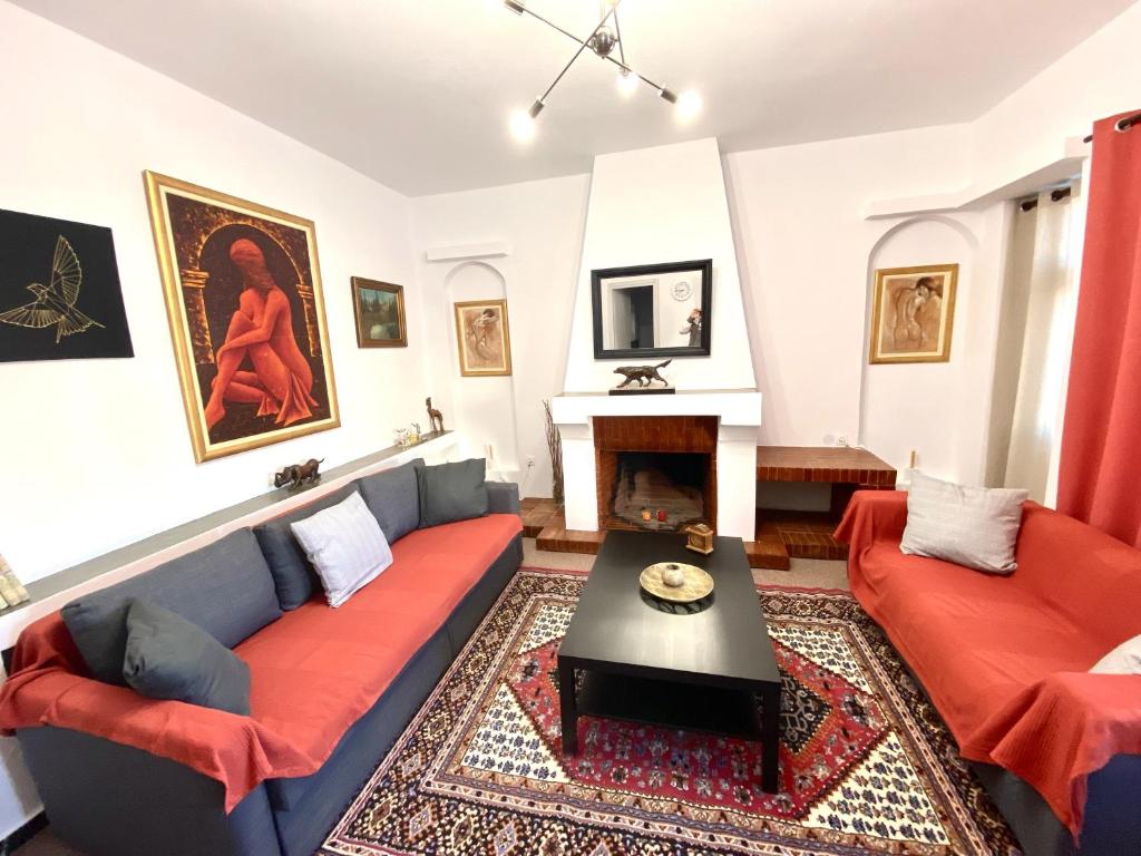 Telewizja i/lub zestaw kina domowego w obiekcie Classic 2 Bedroom Apartment Next to Metro - Marousi