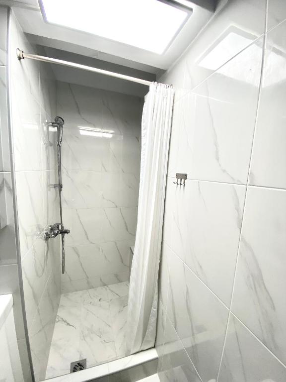 łazienka z prysznicem z zasłoną prysznicową w obiekcie Classic 2 Bedroom Apartment Next to Metro - Marousi w Atenach