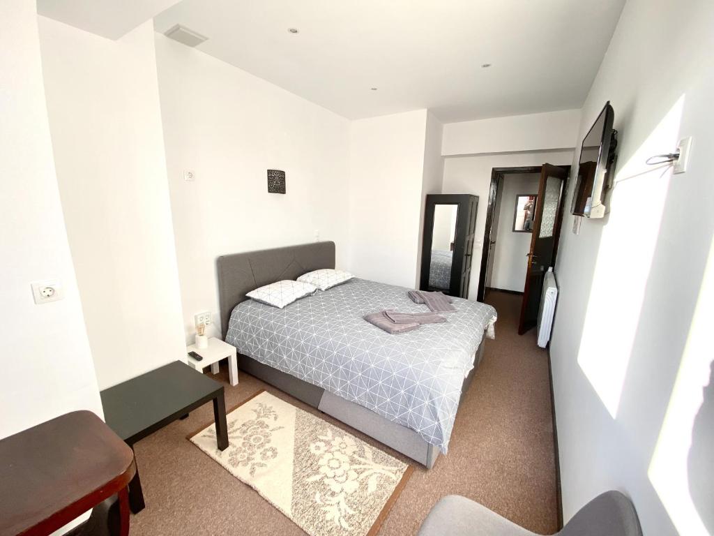 Łóżko lub łóżka w pokoju w obiekcie Classic 2 Bedroom Apartment Next to Metro - Marousi