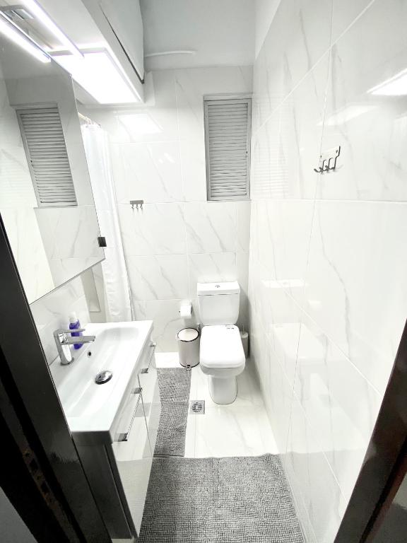 Łazienka w obiekcie Classic 2 Bedroom Apartment Next to Metro - Marousi