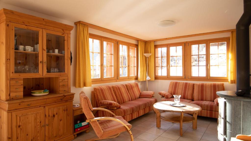 uma sala de estar com um sofá e uma mesa em Cresta em Fiesch