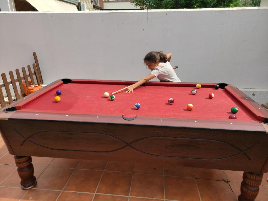Biliardový stôl v ubytovaní Apartamento privado con piscina y jardin compartidos.