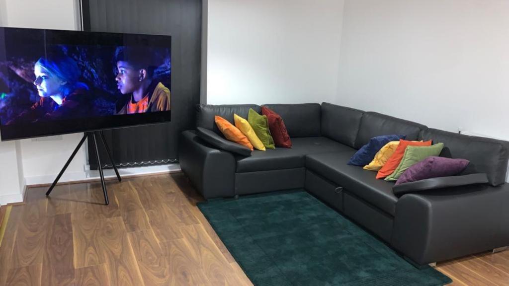 sala de estar con sofá y TV de pantalla plana en Brand New One Bed Luxury Flat No Parties No Events, en West Thurrock