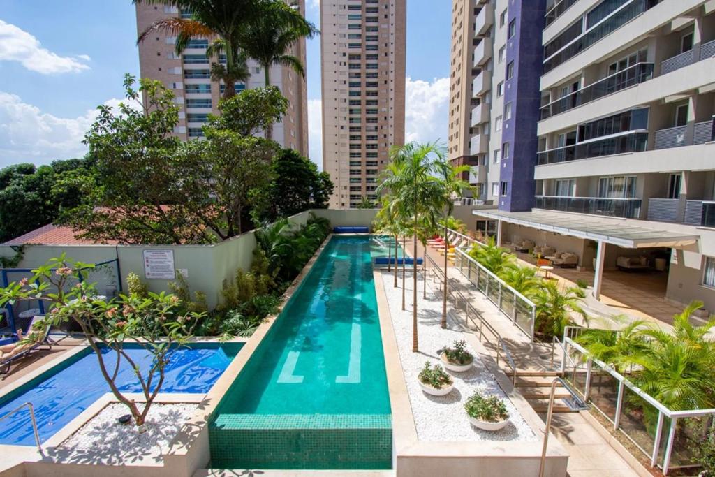 una vista aérea de una piscina con palmeras y edificios en THE EXPRESSION BUENO, en Goiânia