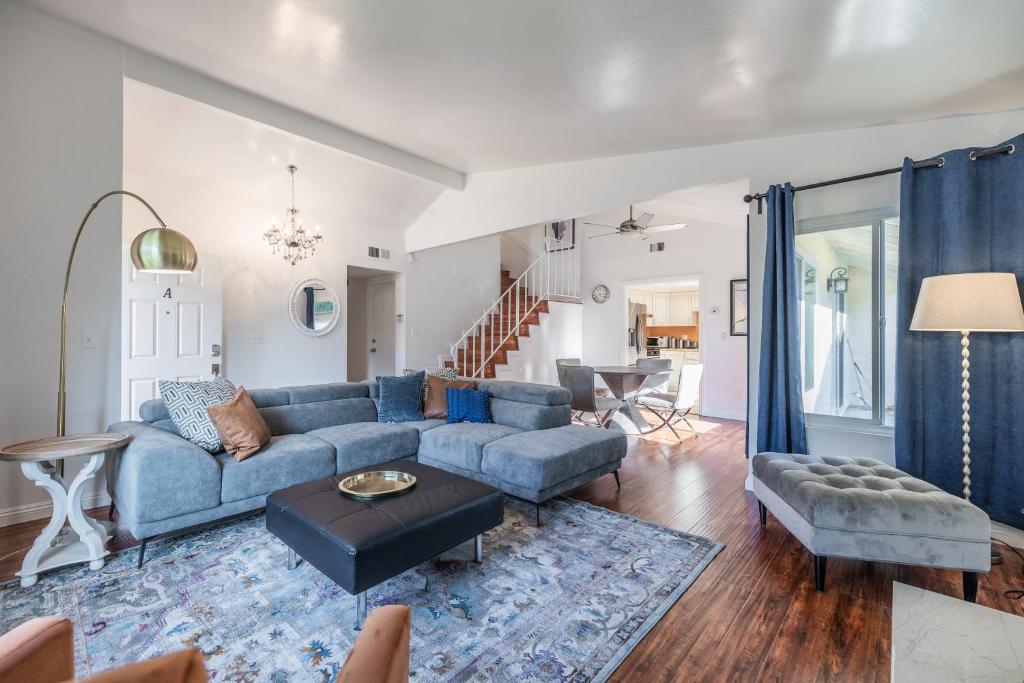 sala de estar con sofá y mesa en @ Marbella Lane - Cozy & Bright Duplex in W Covina, en West Covina