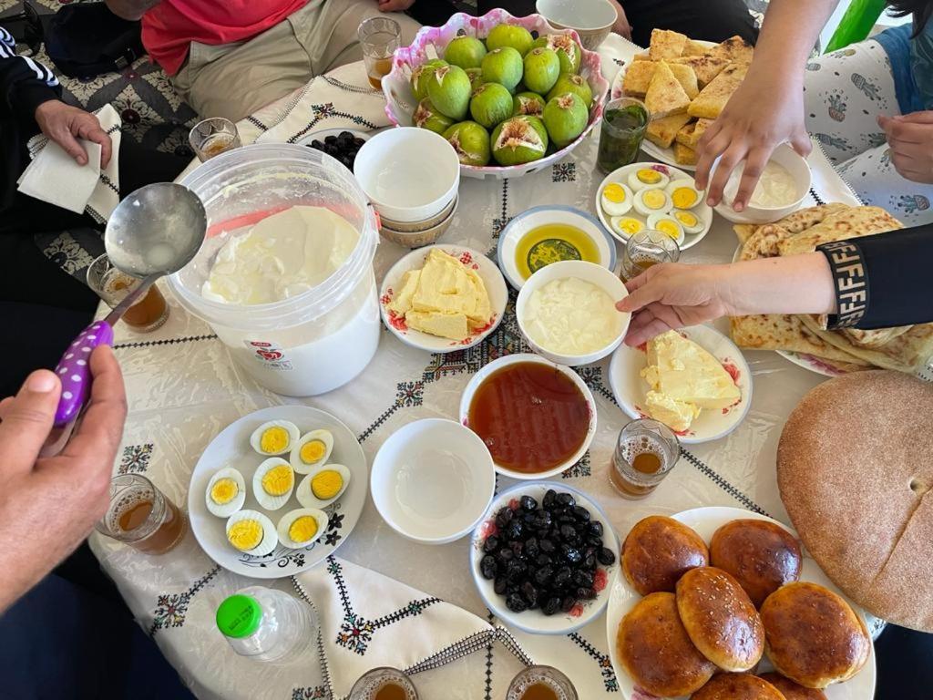 une table recouverte de beaucoup de différents types de nourriture dans l'établissement AUBERGE El HAJ BOUAYYADY ZOUAKINE, 