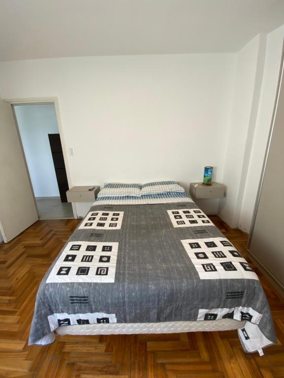 een slaapkamer met een bed in een kamer bij Departamento frente al mar con cochera! in Mar del Plata