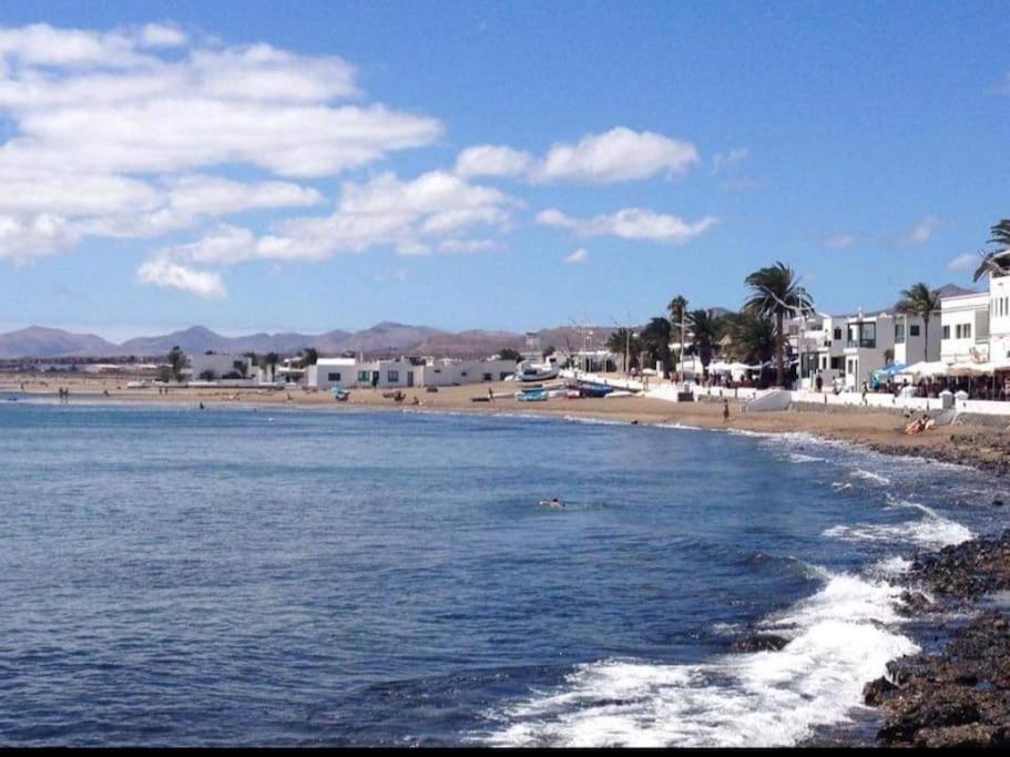 vista su una spiaggia con case e appartamenti di Desconecta en la isla mítica ad Arrecife