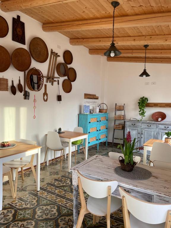 una sala da pranzo con tavoli, sedie e soffitti in legno di Torremana a Càbras