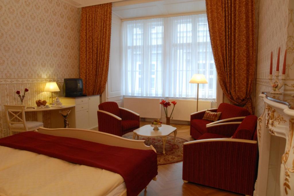 Uma cama ou camas num quarto em Pertschy Palais Hotel
