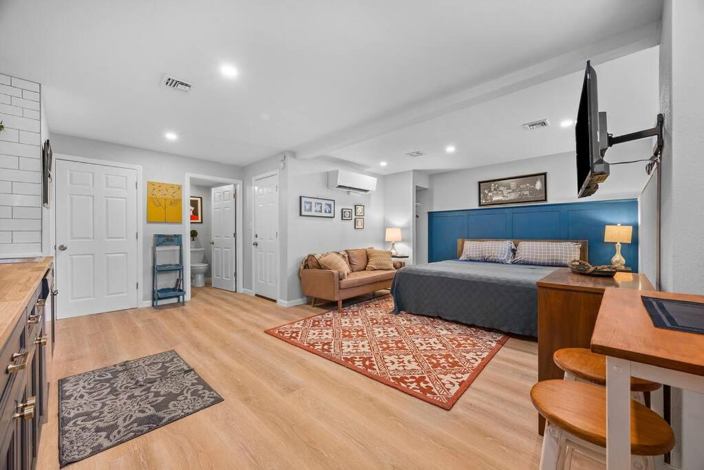 Trendy & Hip South Side Studio Walk to Downtown - Housity