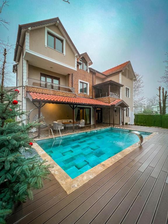 una casa con piscina delante de una casa en Villa Fivestar Plus, en Sakarya