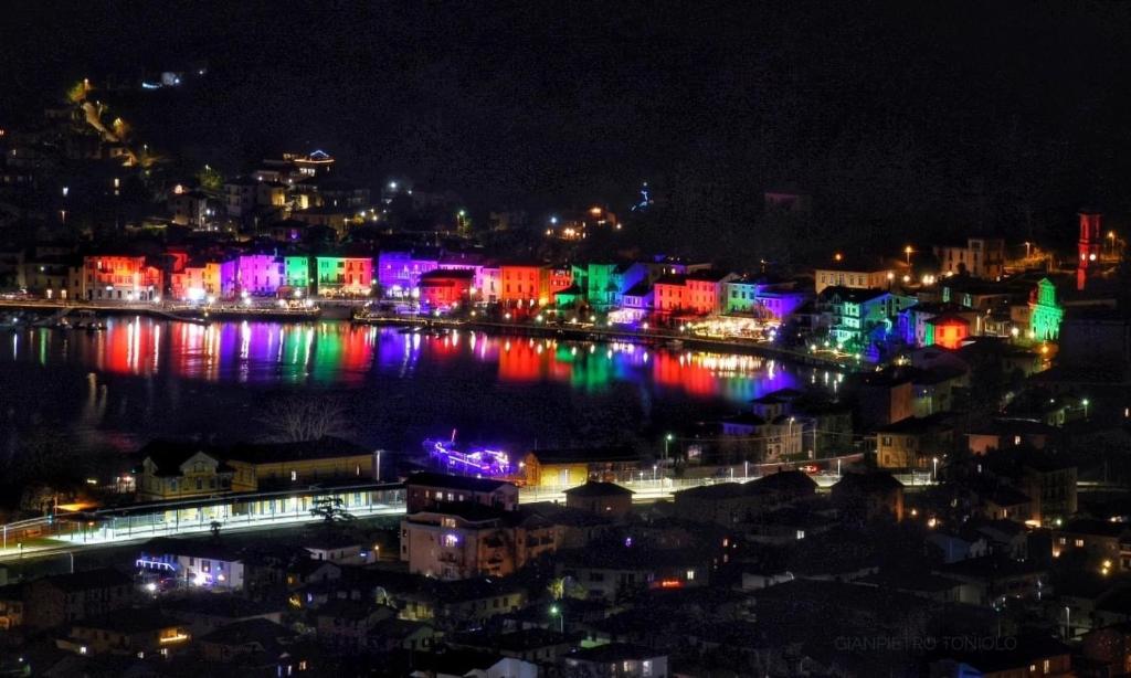 Výhľad na mesto Porto Ceresio alebo výhľad na mesto priamo z dovolenkového domu