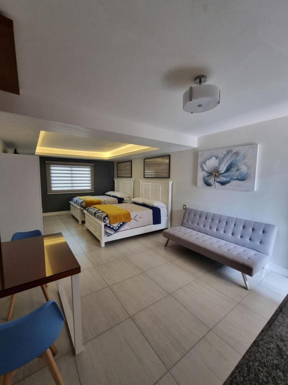 Habitación grande con 2 camas y mesa. en Casa Escamela Suites privadas en Orizaba