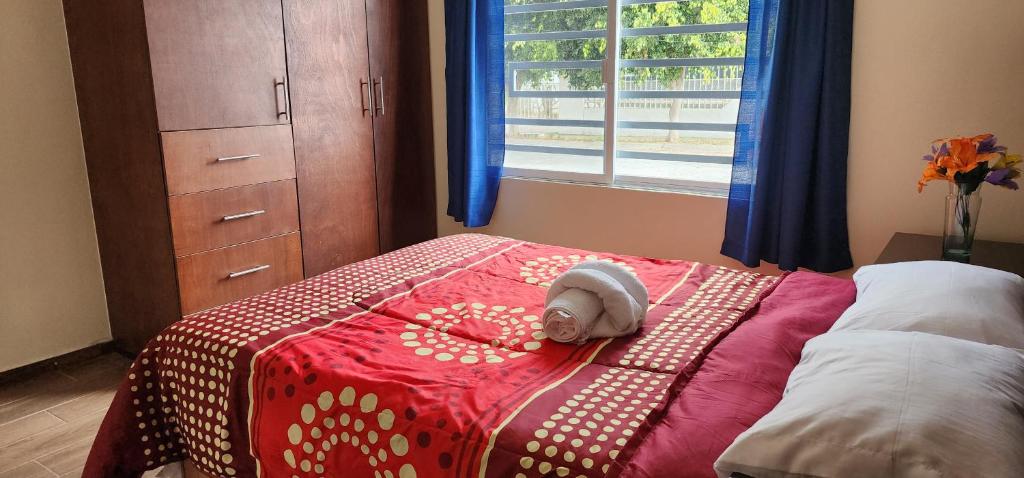 un bebé tirado en la parte superior de una cama en Habitaciones Mimado morelia en Morelia