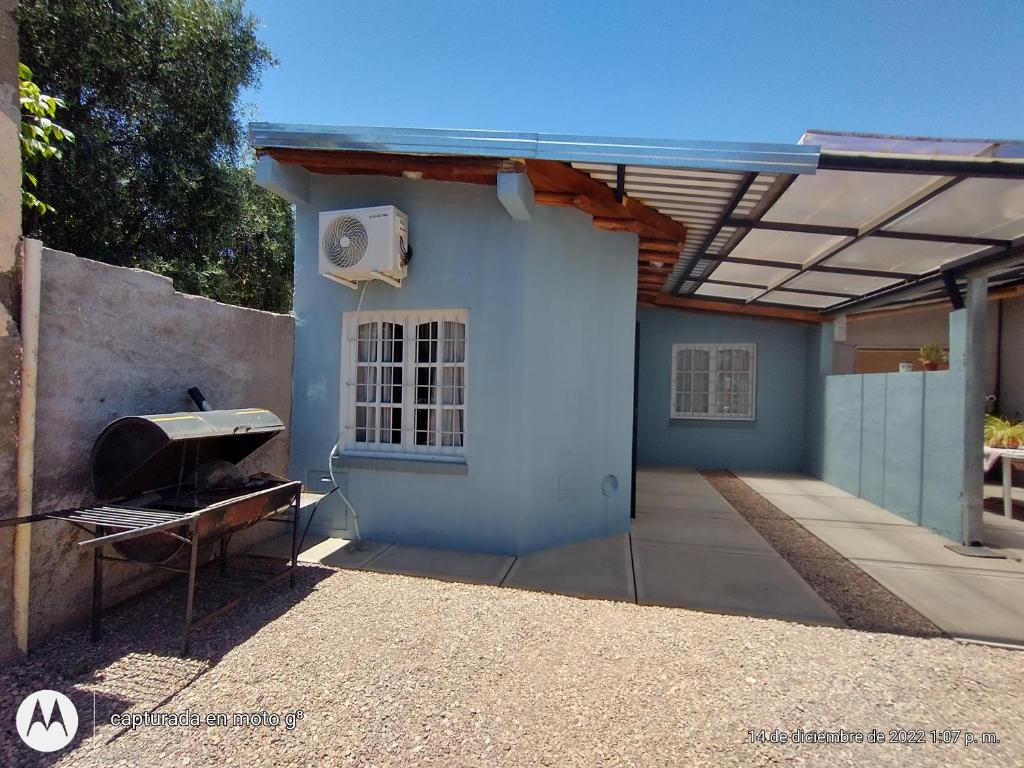 una casa con una parrilla al aire libre en el patio en SANVACAS en San Rafael