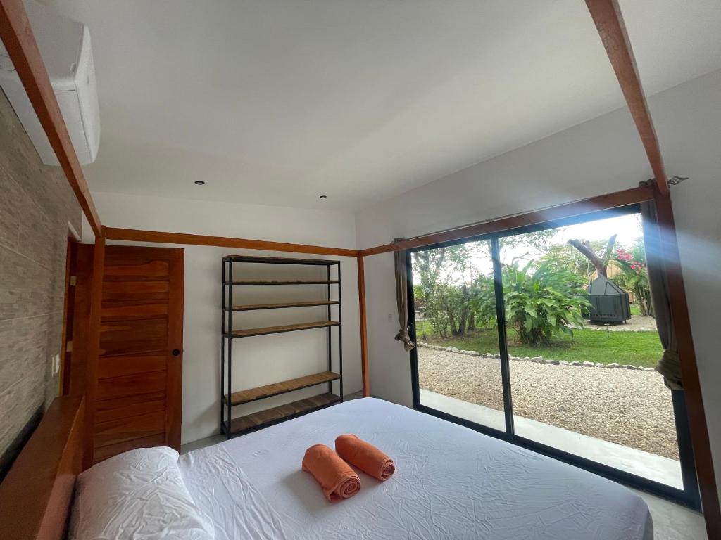 Postel nebo postele na pokoji v ubytování Pyramid Tamarindo Luxury Hotel